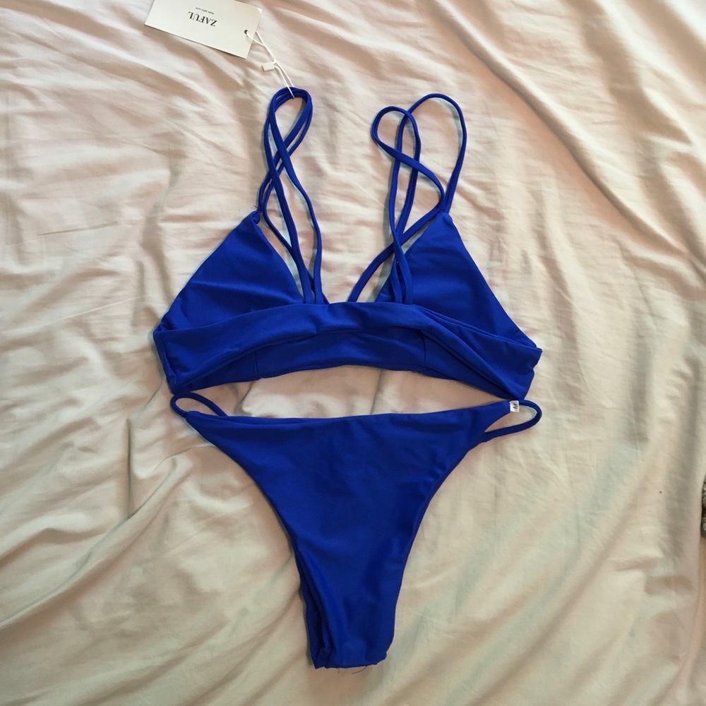 Bikini - Picture 3 of 3